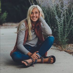 Meet your Posher, Jalissa and Daya